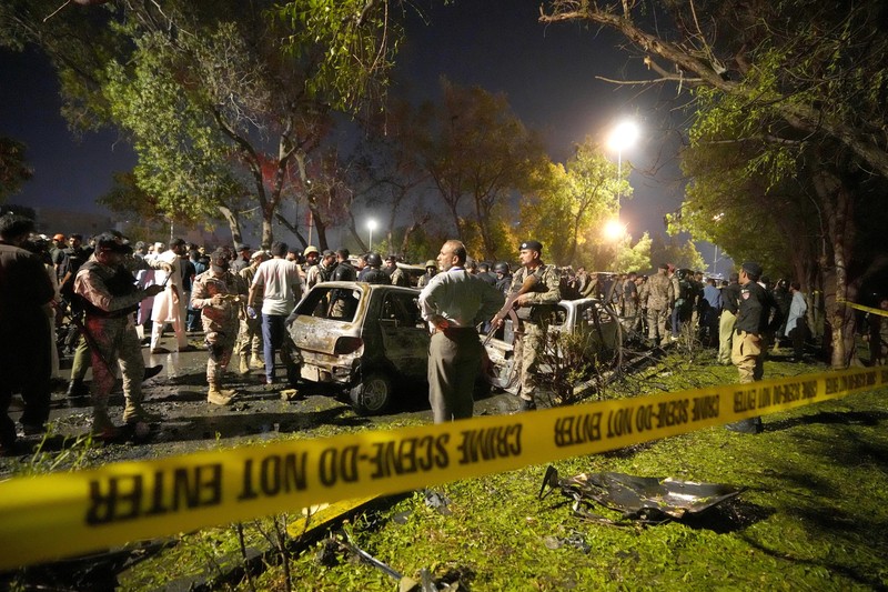 Petugas keamanan memeriksa lokasi ledakan yang menyebabkan cedera dan kerusakan kendaraan di luar bandara Karachi, Pakistan, Senin, 7 Oktober 2024. Petugas keamanan memeriksa lokasi ledakan yang menyebabkan cedera dan kerusakan kendaraan di luar bandara Karachi, Pakistan, Senin, 7 Oktober 2024. (AP Photo/Fareed Khan)