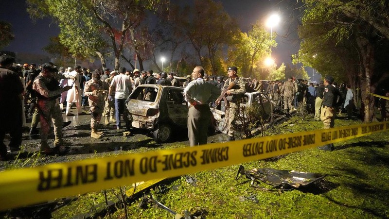 Petugas keamanan memeriksa lokasi ledakan yang menyebabkan cedera dan kerusakan kendaraan di luar bandara Karachi, Pakistan, Senin, 7 Oktober 2024. (AP Photo/Fareed Khan)