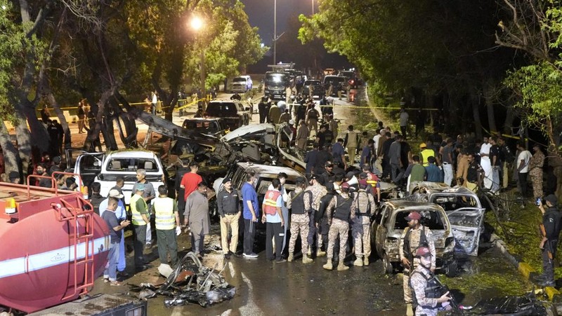 Petugas keamanan memeriksa lokasi ledakan yang menyebabkan cedera dan kerusakan kendaraan di luar bandara Karachi, Pakistan, Senin, 7 Oktober 2024. (AP Photo/Fareed Khan)