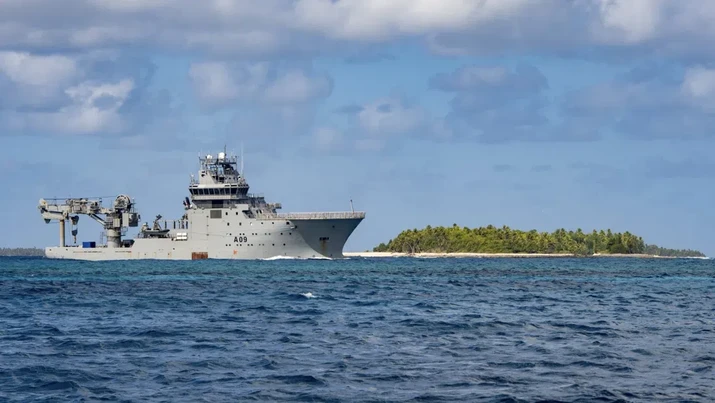 Selandia Baru peringatkan kemungkinan besar terjadi tumpahan bahan bakar setelah kapal angkatan laut Selandia Baru terbakar dan tenggelam. (NZDF via AP)