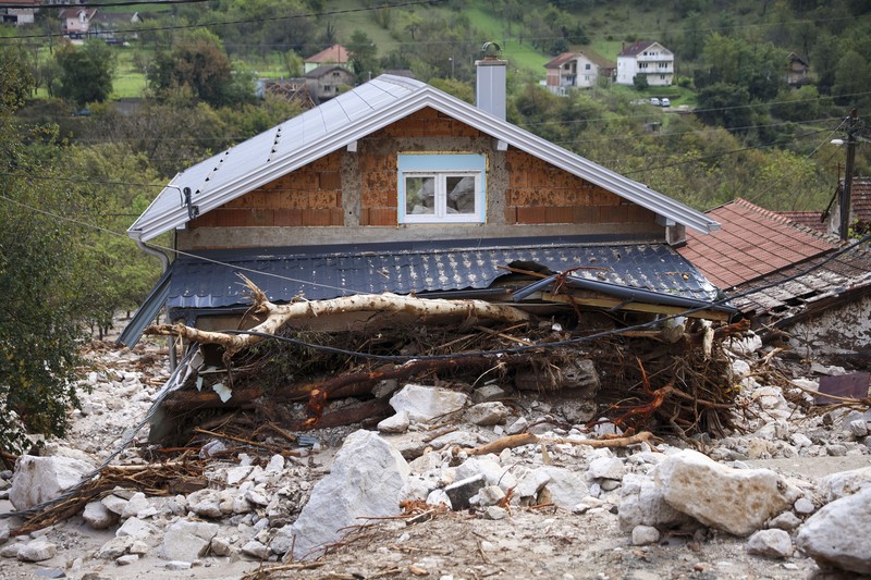 Tim pencarian dan penyelamatan mencari warga di rumah-rumah yang terendam banjir di Jablanica, Bosnia, Jumat, 4 Oktober 2024. Tim pencarian dan penyelamatan mencari warga di rumah-rumah yang terendam banjir di Jablanica, Bosnia, Jumat, 4 Oktober 2024. (AP Photo/Armin Durgut)