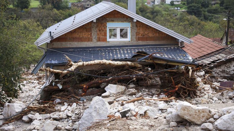 Tim pencarian dan penyelamatan mencari warga di rumah-rumah yang terendam banjir di Jablanica, Bosnia, Jumat, 4 Oktober 2024. (AP Photo/Armin Durgut)
