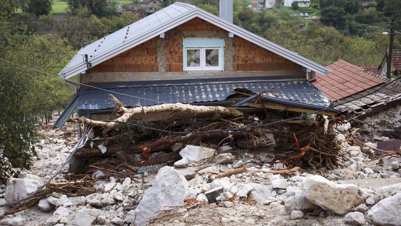 Tim pencarian dan penyelamatan mencari warga di rumah-rumah yang terendam banjir di Jablanica, Bosnia, Jumat, 4 Oktober 2024. (AP Photo/Armin Durgut)