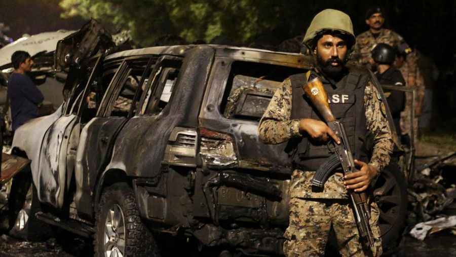 Petugas keamanan memeriksa lokasi ledakan yang menyebabkan cedera dan kerusakan kendaraan di luar bandara Karachi, Pakistan, Senin, 7 Oktober 2024. (AP Photo/Fareed Khan)