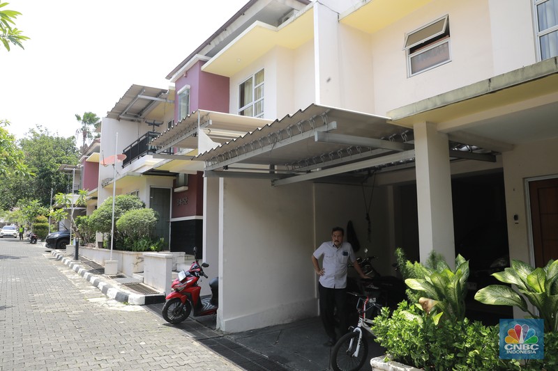 Suasana komplek perumahan rumah jabatan anggota DPR di kawasan Kalibata, Senin (7/10/2024). Anggota DPR RI periode 2024-2029 tidak akan mendapat rumah dinas (rumdin). Sebagai gantinya, anggota DPR RI akan menerima tunjangan yang diperkirakan setara dengan rumah 3 kamar di sekitar Gedung DPR RI. (CNBC Indonesia/Muhammad Sabki) Suasana komplek perumahan rumah jabatan anggota DPR di kawasan Kalibata, Senin (7/10/2024). Anggota DPR RI periode 2024-2029 tidak akan mendapat rumah dinas (rumdin). Sebagai gantinya, anggota DPR RI akan menerima tunjangan yang diperkirakan setara dengan rumah 3 kamar di sekitar Gedung DPR RI. (CNBC Indonesia/Muhammad Sabki)