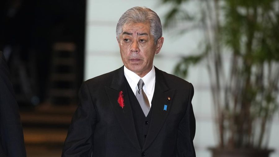 Takeshi Iwaya, menteri luar negeri yang baru diangkat, tiba di kantor perdana menteri pada Selasa, 1 Oktober 2024, di Tokyo. (Foto AP/Hiro Komae)