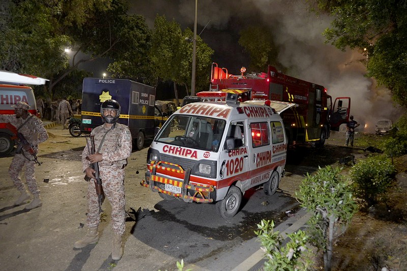 Petugas keamanan memeriksa lokasi ledakan yang menyebabkan cedera dan kerusakan kendaraan di luar bandara Karachi, Pakistan, Senin, 7 Oktober 2024. Petugas keamanan memeriksa lokasi ledakan yang menyebabkan cedera dan kerusakan kendaraan di luar bandara Karachi, Pakistan, Senin, 7 Oktober 2024. (AP Photo/Fareed Khan)