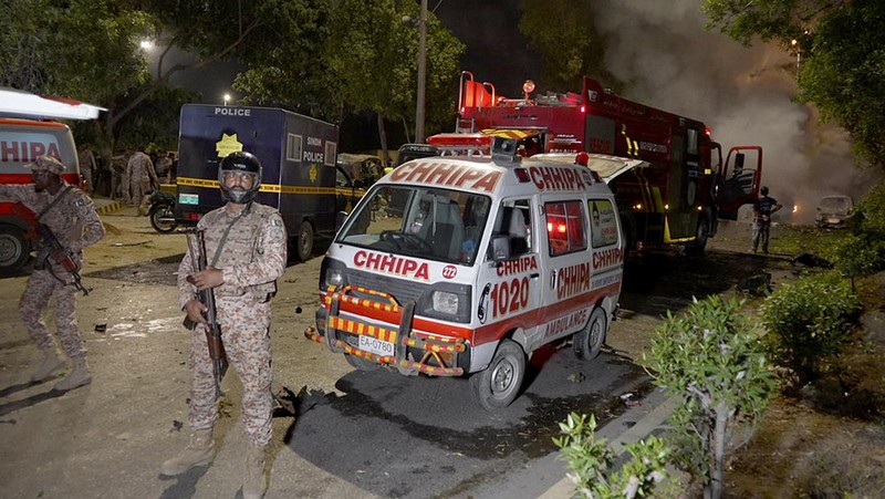 Petugas keamanan memeriksa lokasi ledakan yang menyebabkan cedera dan kerusakan kendaraan di luar bandara Karachi, Pakistan, Senin, 7 Oktober 2024. (AP Photo/Fareed Khan)