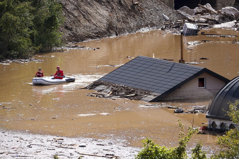 Tim pencarian dan penyelamatan mencari warga di rumah-rumah yang terendam banjir di Jablanica, Bosnia, Jumat, 4 Oktober 2024. Tim pencarian dan penyelamatan mencari warga di rumah-rumah yang terendam banjir di Jablanica, Bosnia, Jumat, 4 Oktober 2024. (AP Photo/Armin Durgut)