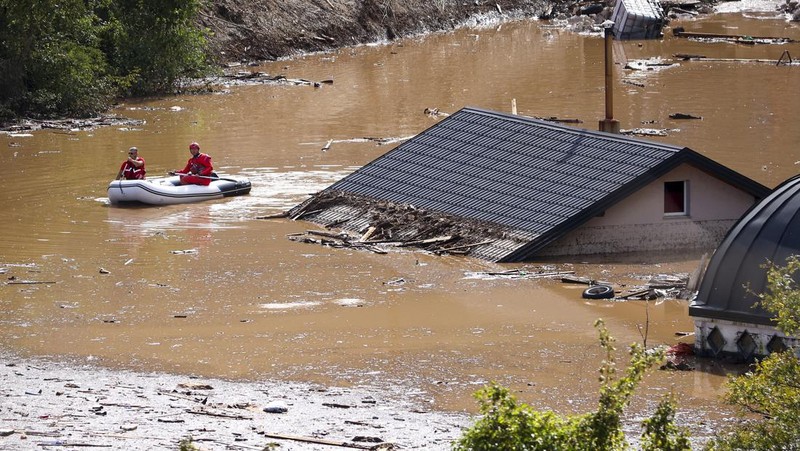 Tim pencarian dan penyelamatan mencari warga di rumah-rumah yang terendam banjir di Jablanica, Bosnia, Jumat, 4 Oktober 2024. (AP Photo/Armin Durgut)