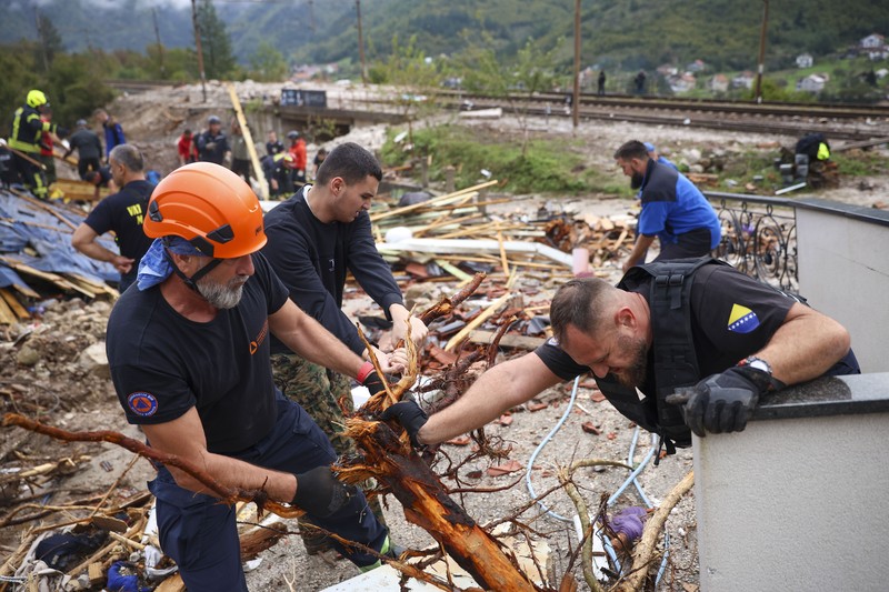 Tim pencarian dan penyelamatan mencari warga di rumah-rumah yang terendam banjir di Jablanica, Bosnia, Jumat, 4 Oktober 2024. Tim pencarian dan penyelamatan mencari warga di rumah-rumah yang terendam banjir di Jablanica, Bosnia, Jumat, 4 Oktober 2024. (AP Photo/Armin Durgut)