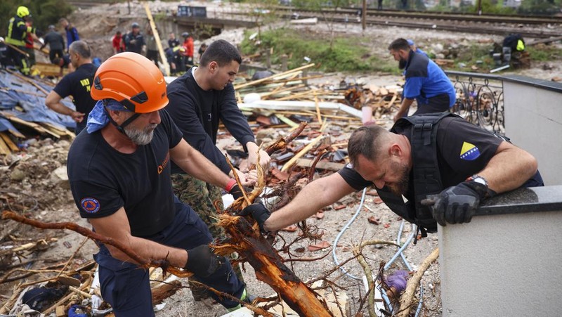 Tim pencarian dan penyelamatan mencari warga di rumah-rumah yang terendam banjir di Jablanica, Bosnia, Jumat, 4 Oktober 2024. (AP Photo/Armin Durgut)
