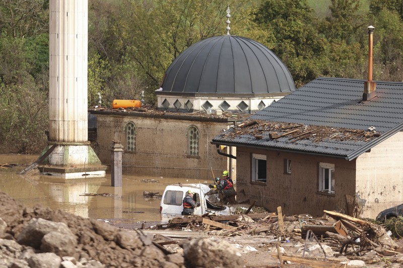 Tim pencarian dan penyelamatan mencari warga di rumah-rumah yang terendam banjir di Jablanica, Bosnia, Jumat, 4 Oktober 2024. Tim pencarian dan penyelamatan mencari warga di rumah-rumah yang terendam banjir di Jablanica, Bosnia, Jumat, 4 Oktober 2024. (AP Photo/Armin Durgut)