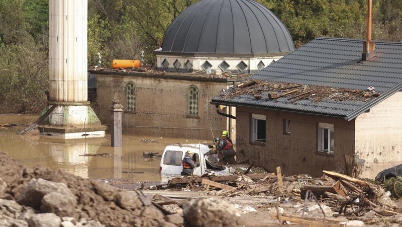 Tim pencarian dan penyelamatan mencari warga di rumah-rumah yang terendam banjir di Jablanica, Bosnia, Jumat, 4 Oktober 2024. (AP Photo/Armin Durgut)