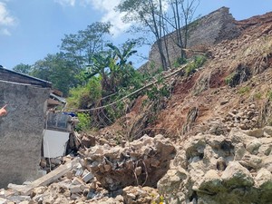 Tembok Penahan Tanah Longsor Timpa 2 Rumah di Cimahi, 3 Bocah Terluka
