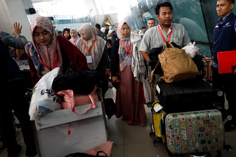 Warga negara Indonesia yang dievakuasi dari Lebanon, karena permusuhan yang sedang berlangsung antara Hizbullah dan pasukan Israel, tiba di Bandara Internasional Soekarno-Hatta di Tangerang, dekat Jakarta, Indonesia, 7 Oktober 2024. Warga negara Indonesia yang dievakuasi dari Lebanon, karena permusuhan yang sedang berlangsung antara Hizbullah dan pasukan Israel, tiba di Bandara Internasional Soekarno-Hatta di Tangerang, dekat Jakarta, Indonesia, 7 Oktober 2024. (REUTERS/Willy Kurniawan)