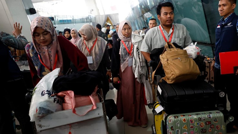 Warga negara Indonesia yang dievakuasi dari Lebanon, karena permusuhan yang sedang berlangsung antara Hizbullah dan pasukan Israel, tiba di Bandara Internasional Soekarno-Hatta di Tangerang, dekat Jakarta, Indonesia, 7 Oktober 2024. (REUTERS/Willy Kurniawan)