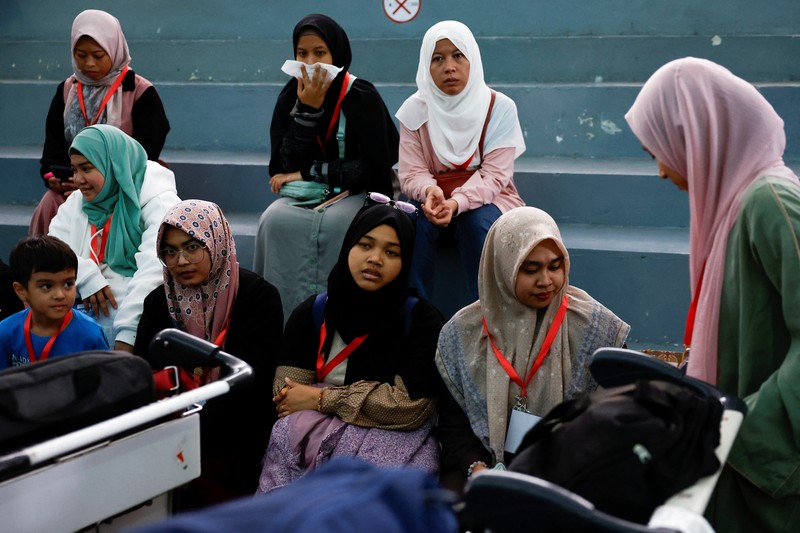 Warga negara Indonesia yang dievakuasi dari Lebanon, karena permusuhan yang sedang berlangsung antara Hizbullah dan pasukan Israel, tiba di Bandara Internasional Soekarno-Hatta di Tangerang, dekat Jakarta, Indonesia, 7 Oktober 2024. (REUTERS/Willy Kurniawan)