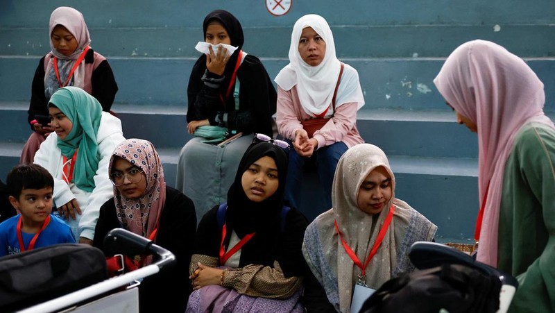 Warga negara Indonesia yang dievakuasi dari Lebanon, karena permusuhan yang sedang berlangsung antara Hizbullah dan pasukan Israel, tiba di Bandara Internasional Soekarno-Hatta di Tangerang, dekat Jakarta, Indonesia, 7 Oktober 2024. (REUTERS/Willy Kurniawan)