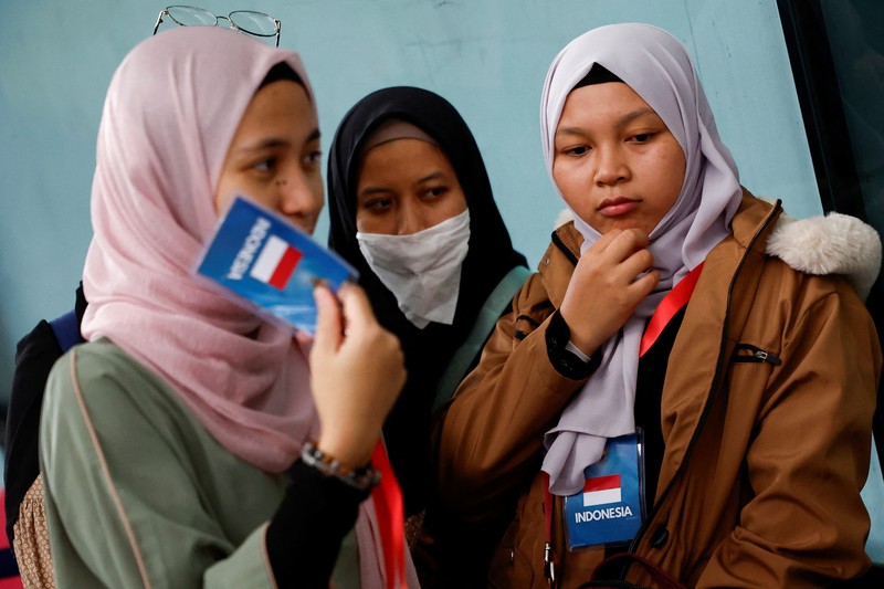 Warga negara Indonesia yang dievakuasi dari Lebanon, karena permusuhan yang sedang berlangsung antara Hizbullah dan pasukan Israel, tiba di Bandara Internasional Soekarno-Hatta di Tangerang, dekat Jakarta, Indonesia, 7 Oktober 2024. Warga negara Indonesia yang dievakuasi dari Lebanon, karena permusuhan yang sedang berlangsung antara Hizbullah dan pasukan Israel, tiba di Bandara Internasional Soekarno-Hatta di Tangerang, dekat Jakarta, Indonesia, 7 Oktober 2024. (REUTERS/Willy Kurniawan)
