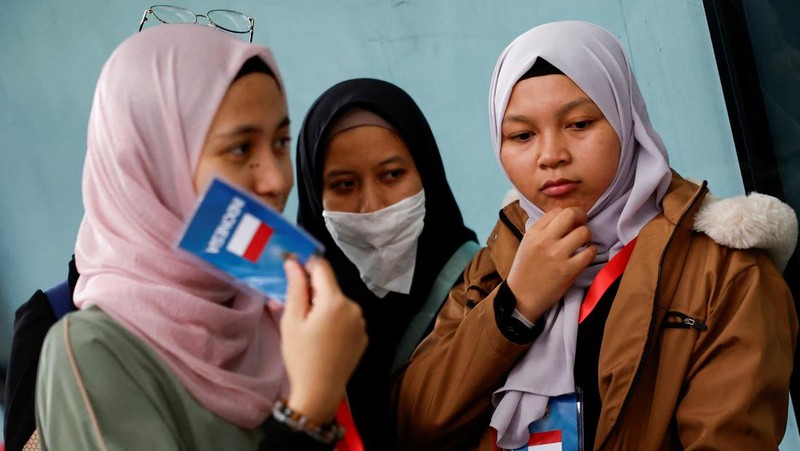 Warga negara Indonesia yang dievakuasi dari Lebanon, karena permusuhan yang sedang berlangsung antara Hizbullah dan pasukan Israel, tiba di Bandara Internasional Soekarno-Hatta di Tangerang, dekat Jakarta, Indonesia, 7 Oktober 2024. (REUTERS/Willy Kurniawan)