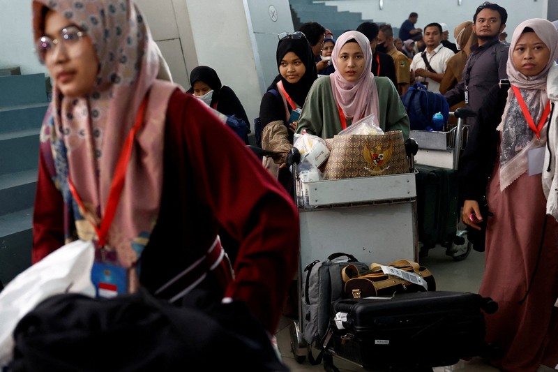 Warga Palestina berjalan melewati rumah-rumah yang hancur, di tengah konflik yang sedang berlangsung antara Israel dan Hamas, di kamp pengungsi Jabalia, di Jalur Gaza utara, 22 Februari 2024. Warga Palestina berjalan melewati rumah-rumah yang hancur, di tengah konflik yang sedang berlangsung antara Israel dan Hamas, di kamp pengungsi Jabalia, di Jalur Gaza utara, 22 Februari 2024. (REUTERS/Mahmoud Issa/File Foto)