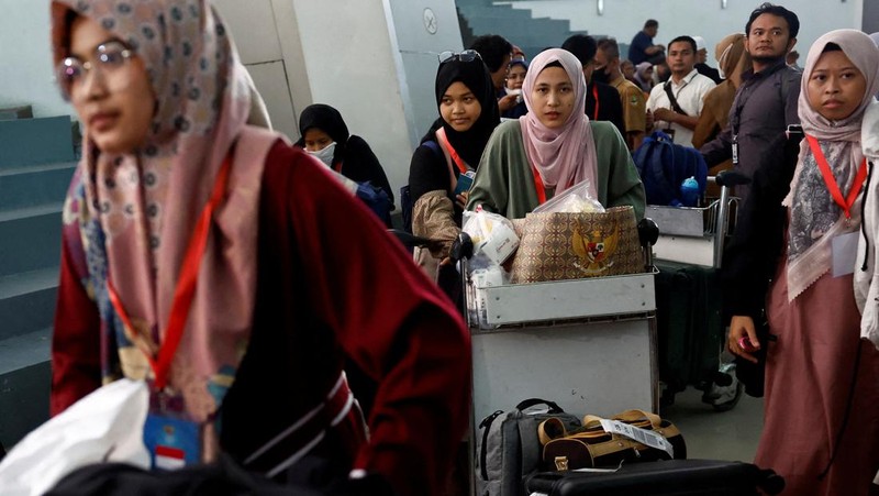 Warga Palestina berjalan melewati rumah-rumah yang hancur, di tengah konflik yang sedang berlangsung antara Israel dan Hamas, di kamp pengungsi Jabalia, di Jalur Gaza utara, 22 Februari 2024. (REUTERS/Mahmoud Issa/File Foto)