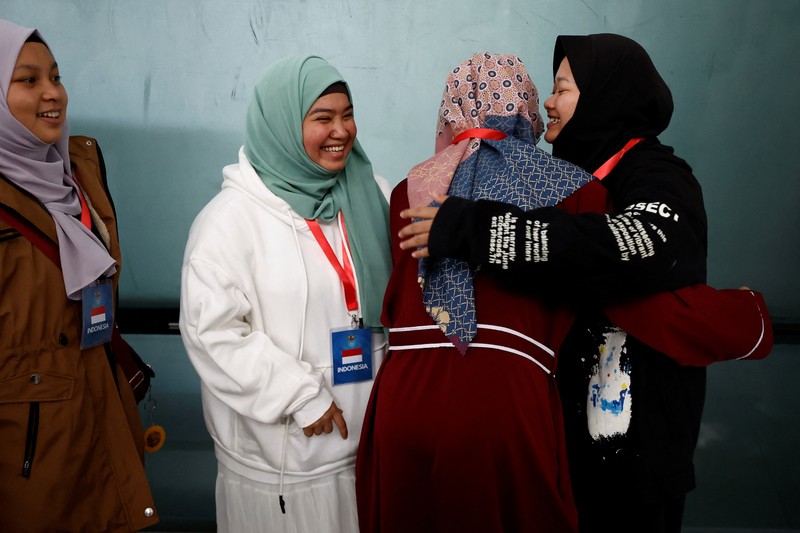 Warga negara Indonesia yang dievakuasi dari Lebanon, karena permusuhan yang sedang berlangsung antara Hizbullah dan pasukan Israel, tiba di Bandara Internasional Soekarno-Hatta di Tangerang, dekat Jakarta, Indonesia, 7 Oktober 2024. Warga negara Indonesia yang dievakuasi dari Lebanon, karena permusuhan yang sedang berlangsung antara Hizbullah dan pasukan Israel, tiba di Bandara Internasional Soekarno-Hatta di Tangerang, dekat Jakarta, Indonesia, 7 Oktober 2024. (REUTERS/Willy Kurniawan)