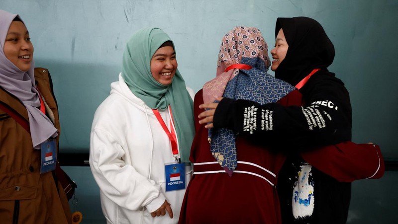 Warga negara Indonesia yang dievakuasi dari Lebanon, karena permusuhan yang sedang berlangsung antara Hizbullah dan pasukan Israel, tiba di Bandara Internasional Soekarno-Hatta di Tangerang, dekat Jakarta, Indonesia, 7 Oktober 2024. (REUTERS/Willy Kurniawan)