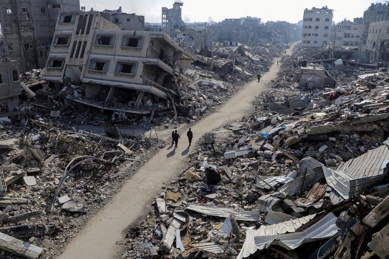Warga Palestina berjalan melewati rumah-rumah yang hancur, di tengah konflik yang sedang berlangsung antara Israel dan Hamas, di kamp pengungsi Jabalia, di Jalur Gaza utara, 22 Februari 2024. Warga Palestina berjalan melewati rumah-rumah yang hancur, di tengah konflik yang sedang berlangsung antara Israel dan Hamas, di kamp pengungsi Jabalia, di Jalur Gaza utara, 22 Februari 2024. (REUTERS/Mahmoud Issa/File Foto)