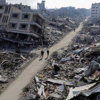 Foto Sepekan: 1 Tahun Perang Gaza hingga Pasar Sepi bak Kuburan di RI