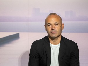 Iniesta Bermimpi Latih Barcelona