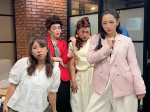 Gaya Kocak Ayu Ting Ting - Hesti Purwadinata Parodikan Joget Kejang-kejang