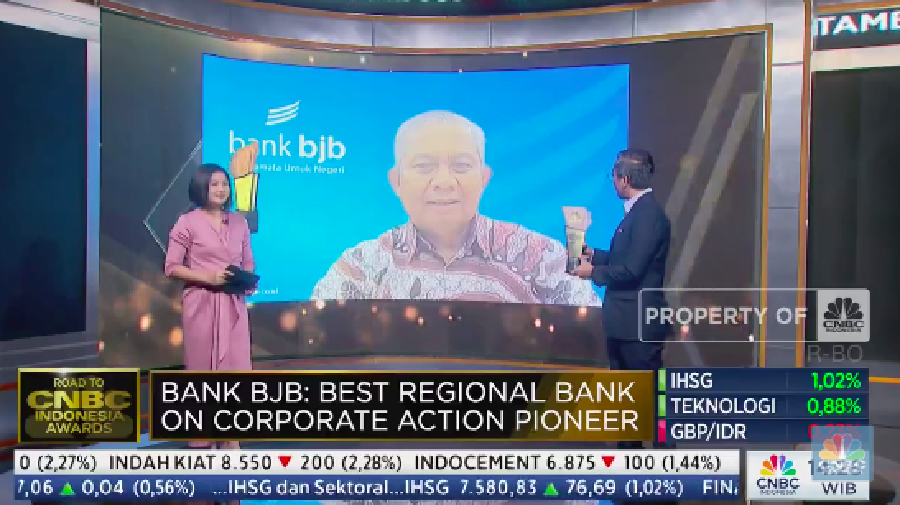 Bank BJB, Beny riswandi menerima penghargaan Best regional Bank for ESG Investing dalam Road To վ Awards 2024. (վ TV)