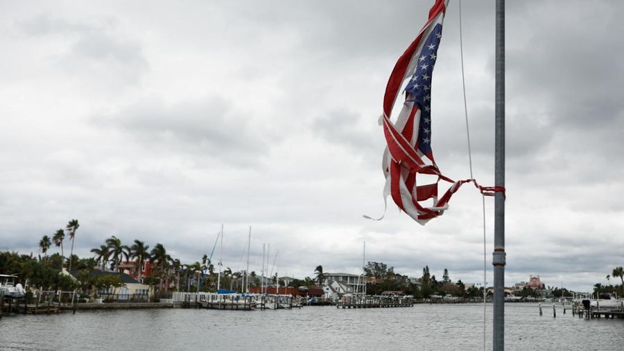 Bendera Amerika yang robek berkibar setelah Badai Helene dan sebelum datangnya Badai Milton, St. Pete Beach, Florida, AS, 7 Oktober 2024. (REUTERS/Octavio Jones)