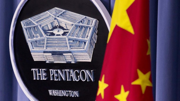 Bendera nasional China dipajang di sebelah logo Pentagon di Pentagon, Senin, 7 Mei 2012. (AP Photo/Manuel Balce Ceneta/File Foto)
