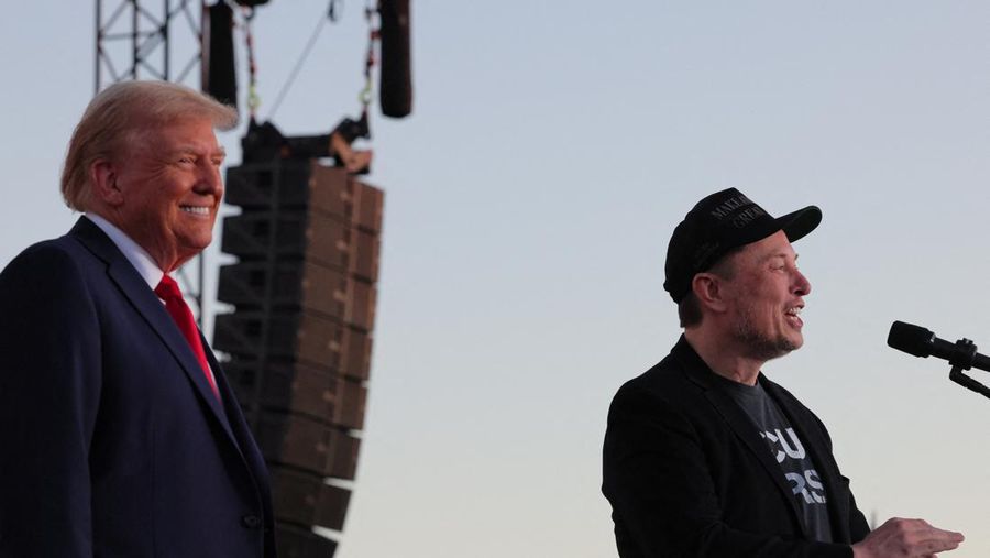 CEO Tesla dan pemilik X Elon Musk berbicara saat calon presiden dari Partai Republik dan mantan presiden AS Donald Trump menyaksikan selama rapat umum kampanye, di lokasi percobaan pembunuhan terhadap Trump pada bulan Juli, di Butler, Pennsylvania, AS, 5 Oktober 2024. (REUTERS/Brian Snyder)