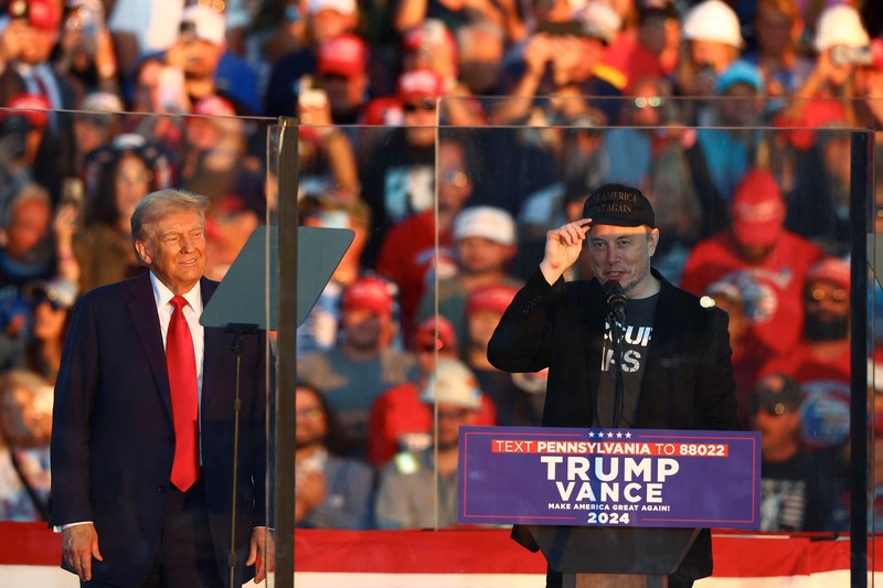 CEO Tesla dan pemilik X Elon Musk berbicara saat calon presiden dari Partai Republik dan mantan presiden AS Donald Trump menyaksikan selama rapat umum di lokasi percobaan pembunuhan Trump pada bulan Juli, di Butler, Pennsylvania, AS, 5 Oktober 2024. (REUTERS/Carlos Barria)