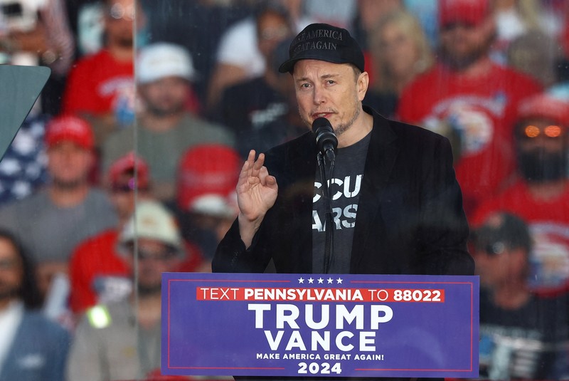 CEO Tesla dan pemilik X Elon Musk berbicara saat calon presiden dari Partai Republik dan mantan presiden AS Donald Trump menyaksikan selama rapat umum di lokasi percobaan pembunuhan Trump pada bulan Juli, di Butler, Pennsylvania, AS, 5 Oktober 2024. (REUTERS/Carlos Barria)