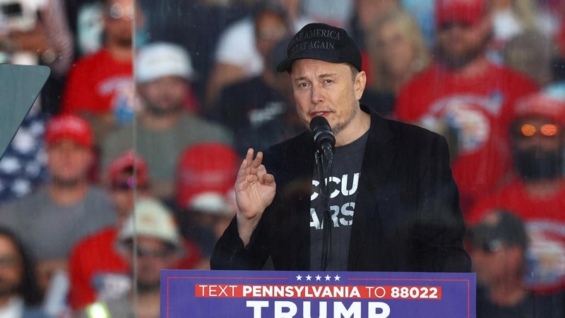 CEO Tesla dan pemilik X Elon Musk berbicara saat calon presiden dari Partai Republik dan mantan presiden AS Donald Trump menyaksikan selama rapat umum di lokasi percobaan pembunuhan Trump pada bulan Juli, di Butler, Pennsylvania, AS, 5 Oktober 2024. (REUTERS/Carlos Barria)