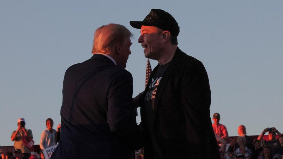 CEO Tesla dan pemilik X Elon Musk berdiri bersama calon presiden dari Partai Republik, mantan presiden AS Donald Trump selama rapat umum kampanye, pada hari Trump kembali ke lokasi percobaan pembunuhan bulan Juli terhadapnya, di Butler, Pennsylvania, AS, 5 Oktober 2024. (REUTERS/Brian Snyder)