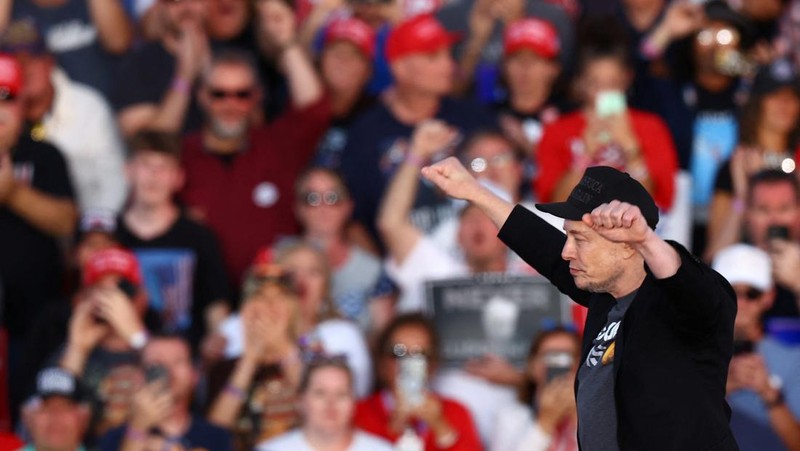 CEO Tesla dan pemilik X Elon Musk berbicara saat calon presiden dari Partai Republik dan mantan presiden AS Donald Trump menyaksikan selama rapat umum di lokasi percobaan pembunuhan Trump pada bulan Juli, di Butler, Pennsylvania, AS, 5 Oktober 2024. (REUTERS/Carlos Barria)
