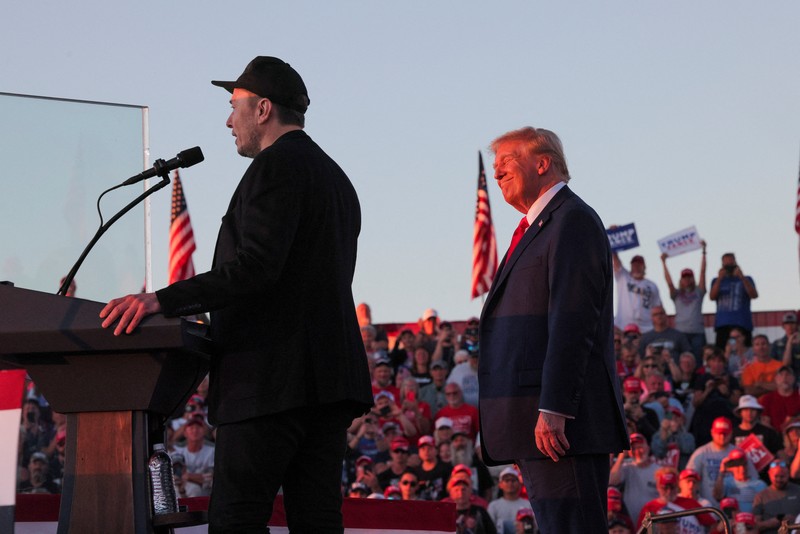 CEO Tesla dan pemilik X Elon Musk berbicara saat calon presiden dari Partai Republik dan mantan presiden AS Donald Trump menyaksikan selama rapat umum di lokasi percobaan pembunuhan Trump pada bulan Juli, di Butler, Pennsylvania, AS, 5 Oktober 2024. (REUTERS/Carlos Barria)