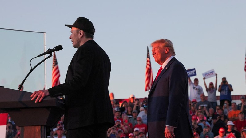 CEO Tesla dan pemilik X Elon Musk berbicara saat calon presiden dari Partai Republik dan mantan presiden AS Donald Trump menyaksikan selama rapat umum di lokasi percobaan pembunuhan Trump pada bulan Juli, di Butler, Pennsylvania, AS, 5 Oktober 2024. (REUTERS/Carlos Barria)
