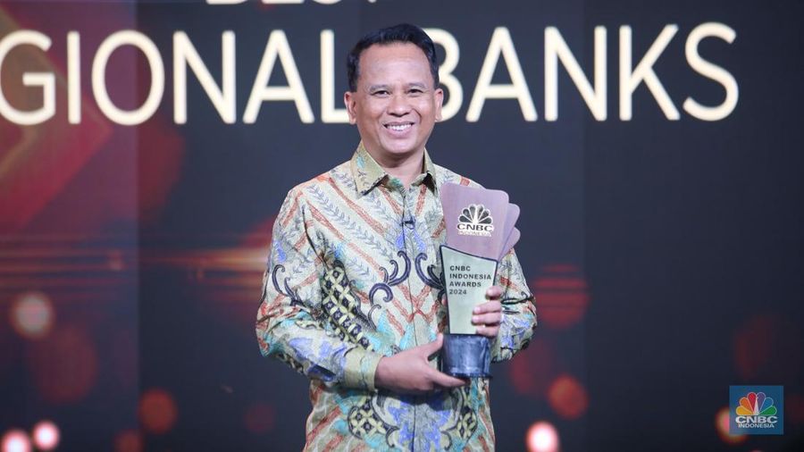 Direktur Utama Bank BPD Bali, I Nyoman Sudharma menerima penghargaan Best Regional Bank In Financial Literacy and Inclusion dalam Road To CNBC Indonesia Awards 2024 di Jakarta, Selasa (8/10/2024). (CNBC Indonesia/Faisal Rahman)