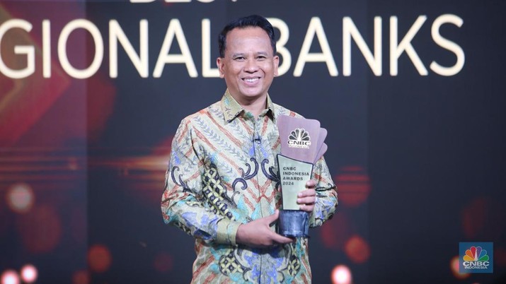 Direktur Utama Bank BPD Bali, I Nyoman Sudharma menerima penghargaan Best Regional Bank In Financial Literacy and Inclusion dalam Road To CNBC Indonesia Awards 2024 di Jakarta, Selasa (8/10/2024). (CNBC Indonesia/Faisal Rahman)