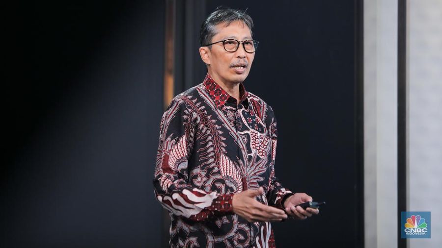 Direktur Utama Bank Jatim, Busrul Iman menyampaikan pemaparan dalam Road To CNBC Indonesia Awards 2024 di Jakarta, Selasa (8/10/2024). (CNBC Indonesia/Faisal Rahman)