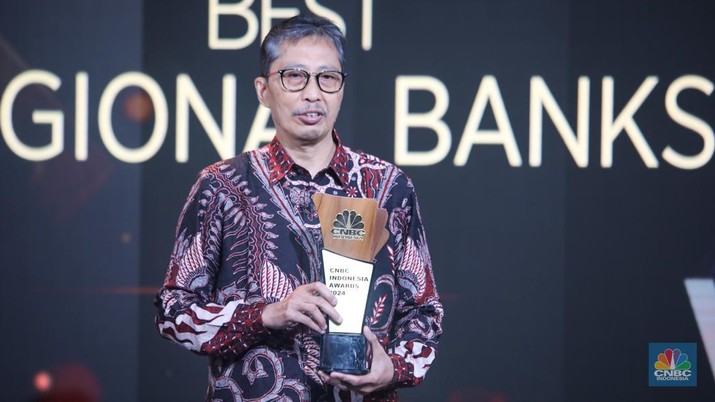 Direktur Utama Bank Jatim, Busrul Iman menerima penghargaan Best regional Bank for ESG Investing dalam Road To CNBC Indonesia Awards 2024 di Jakarta, Selasa (8/10/2024). (CNBC Indonesia/Faisal Rahman)