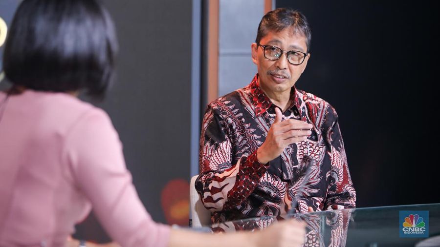 Direktur Utama Bank Jatim, Busrul Iman menyampaikan pemaparan dalam Road To CNBC Indonesia Awards 2024 di Jakarta, Selasa (8/10/2024). (CNBC Indonesia/Faisal Rahman)