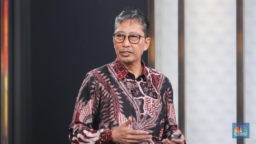 Direktur Utama Bank Jatim, Busrul Iman menyampaikan pemaparan dalam Road To CNBC Indonesia Awards 2024 di Jakarta, Selasa (8/10/2024). (CNBC Indonesia/Faisal Rahman)